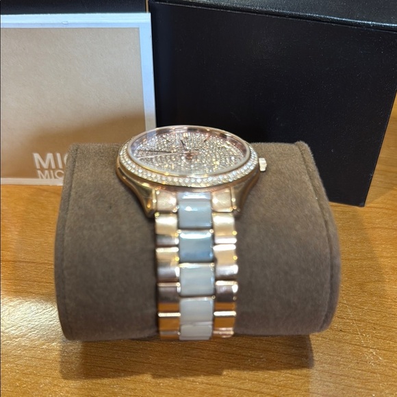 Michael Kors Rose Gold Women's Watch - Picture 2 of 5